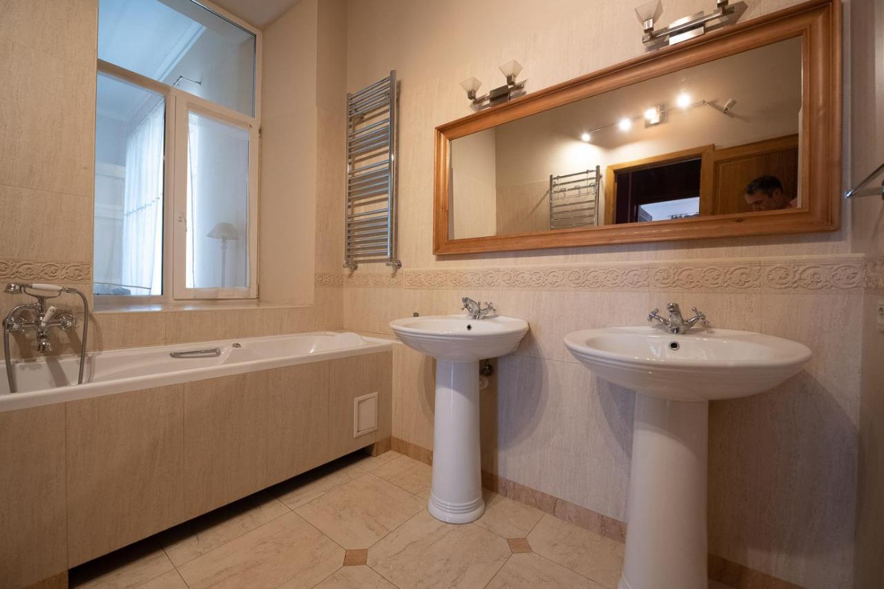 Great 144 Sq.M. Apartment In The Center Of Київ Екстер'єр фото